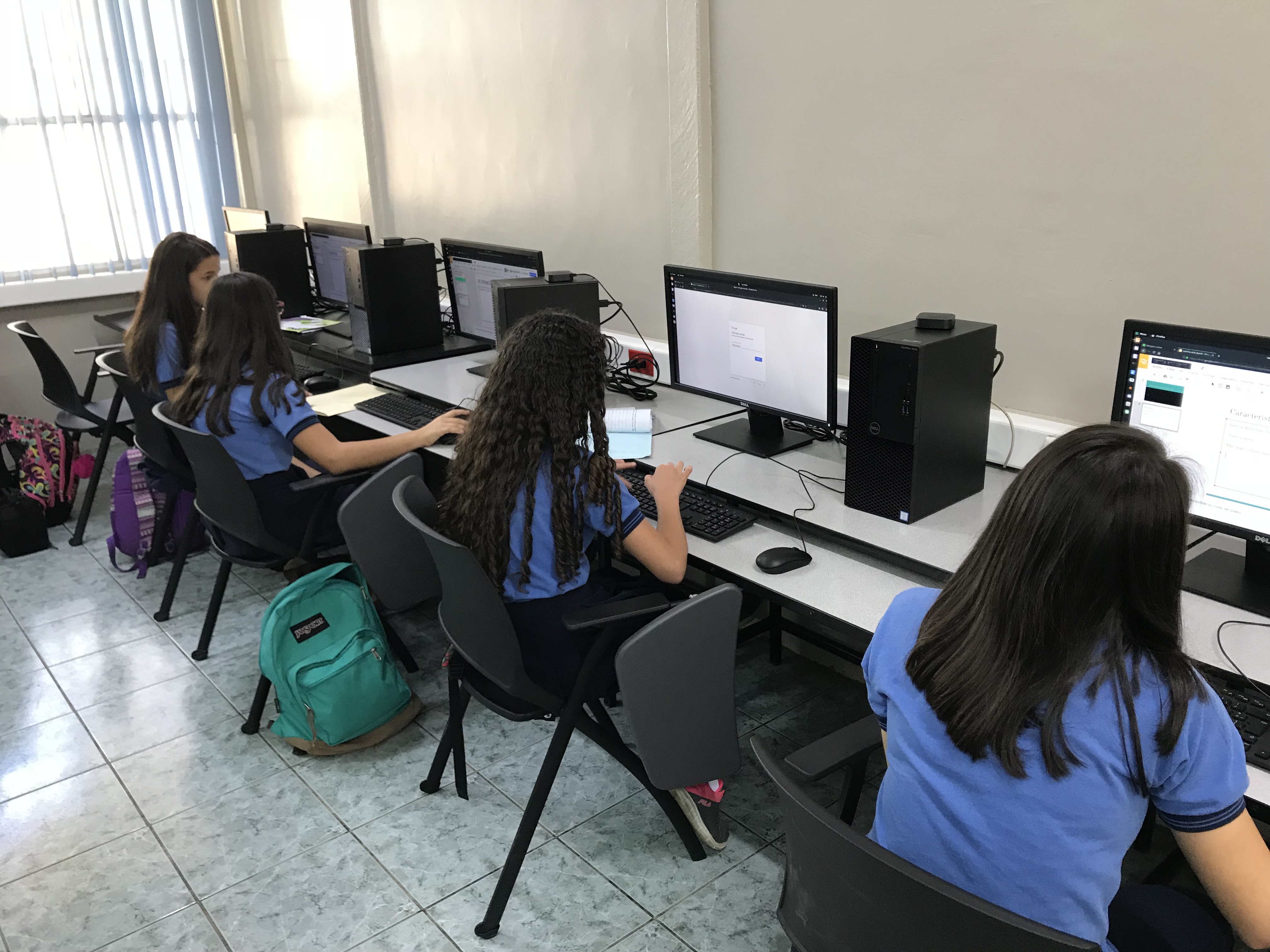 Adolescente mujer en la computadora en un laboratorio