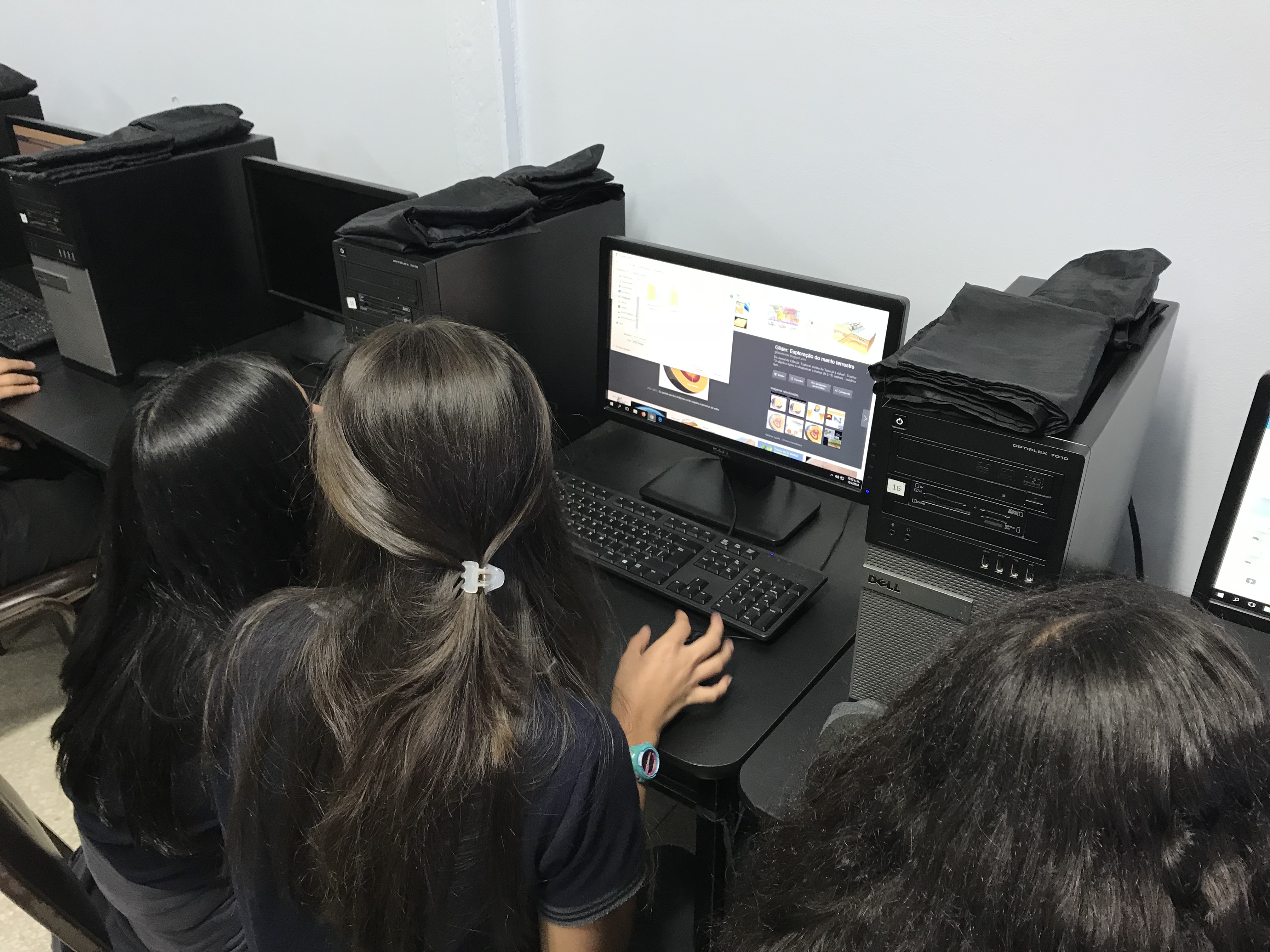 Adolescente mujer en una computadora