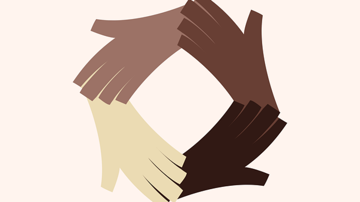 manos de diferentes colores raciales