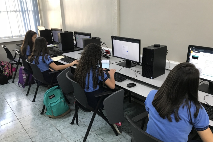 Niña en una computadora dentro de un laboratorio
