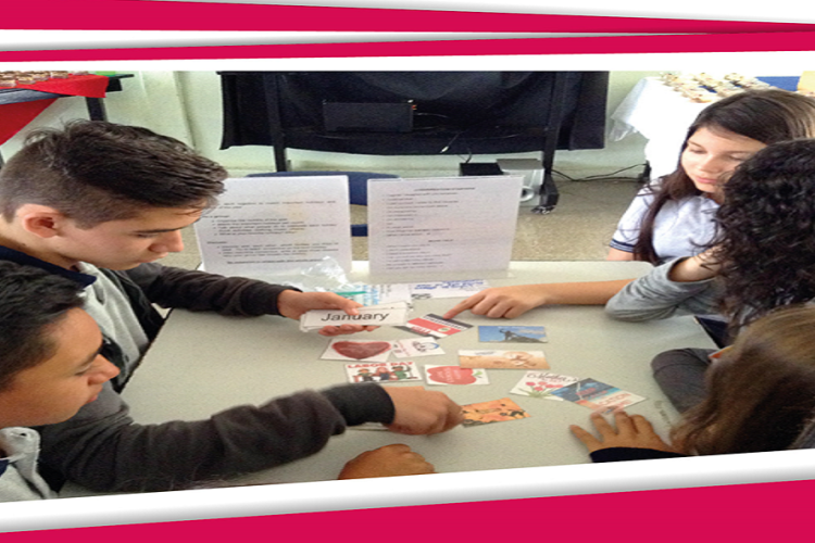 Estudiantes jugando con tarjetas alrededor de una mesa