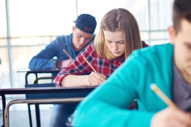 Estudiantes aplicando a una prueba escrita