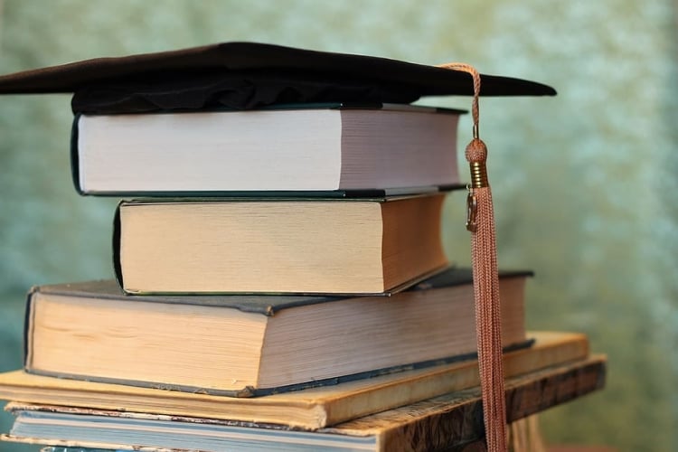 libros con sombrero de graduación 