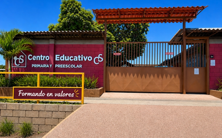 Fachada Principal del Centro Educativo