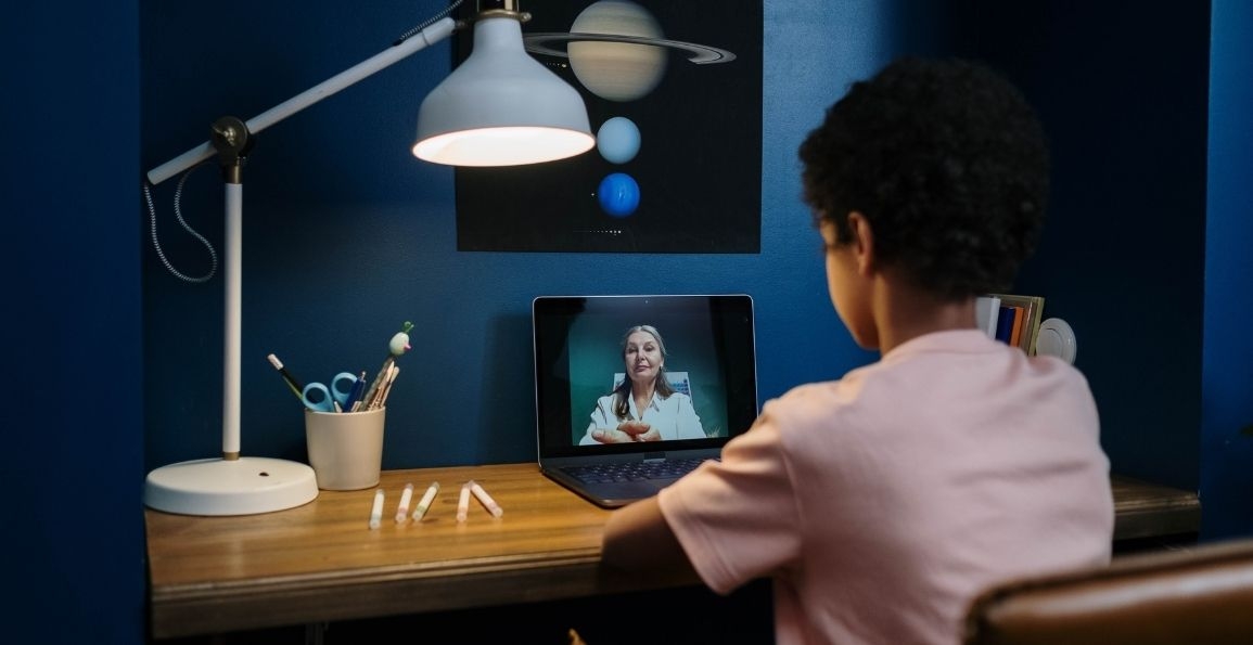 Joven participando de una videollamada