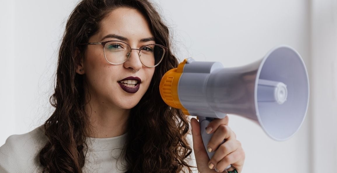 Mujer anunciando con un megafono