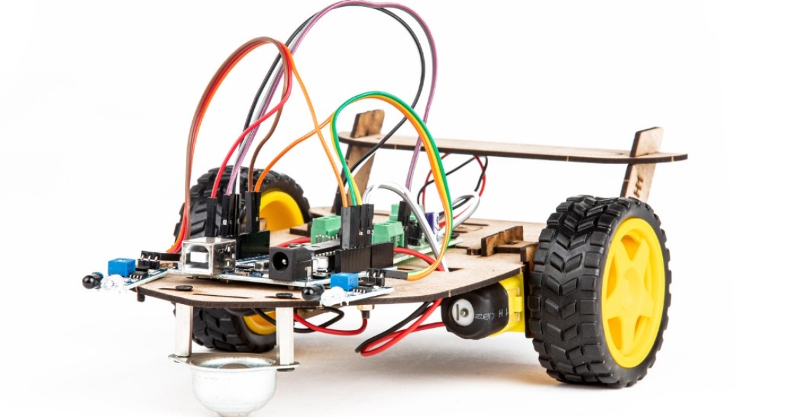 Modelo robótico de un vehículo de tres llantas hecho con legos