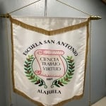Diploma y ramas de café.
