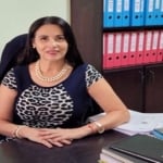 Señora sentada.