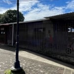 Costado de la escuela.
