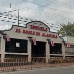 Escuela con banderas.