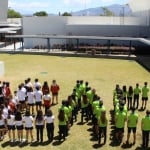 Niños formando palabra "PAZ"