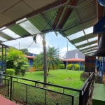 Edificio y áreas verdes